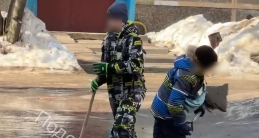 Устали ждать коммунальщиков:в Брагино дети начали самостоятельно чистить дороги от ледяной корки 