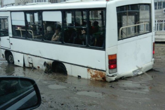 В Ярославле маршрутка с пассажирами не смогла самостоятельно выехать из ямы