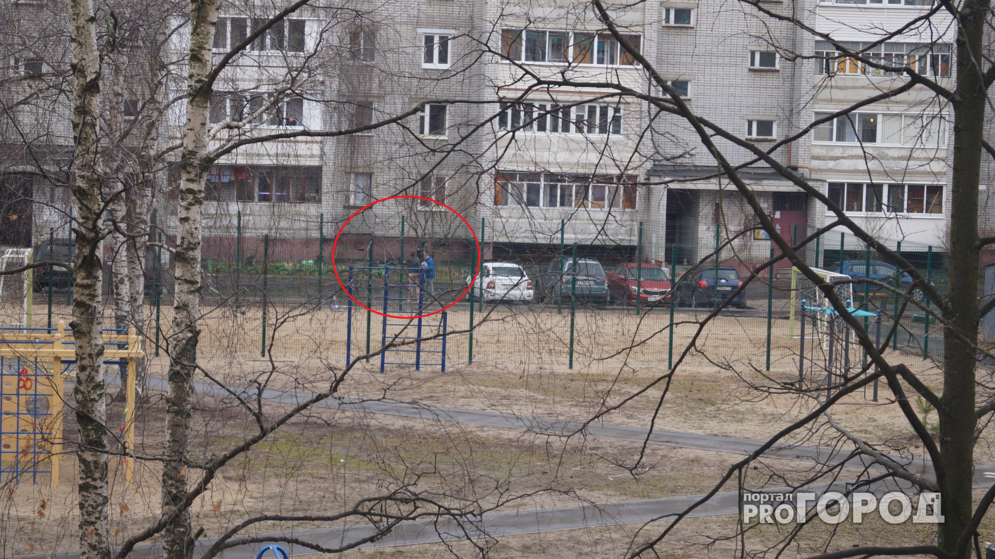 Ярославец выпал из окна в том же дворе, где мусоровоз сбил женщину и взорвался газ
