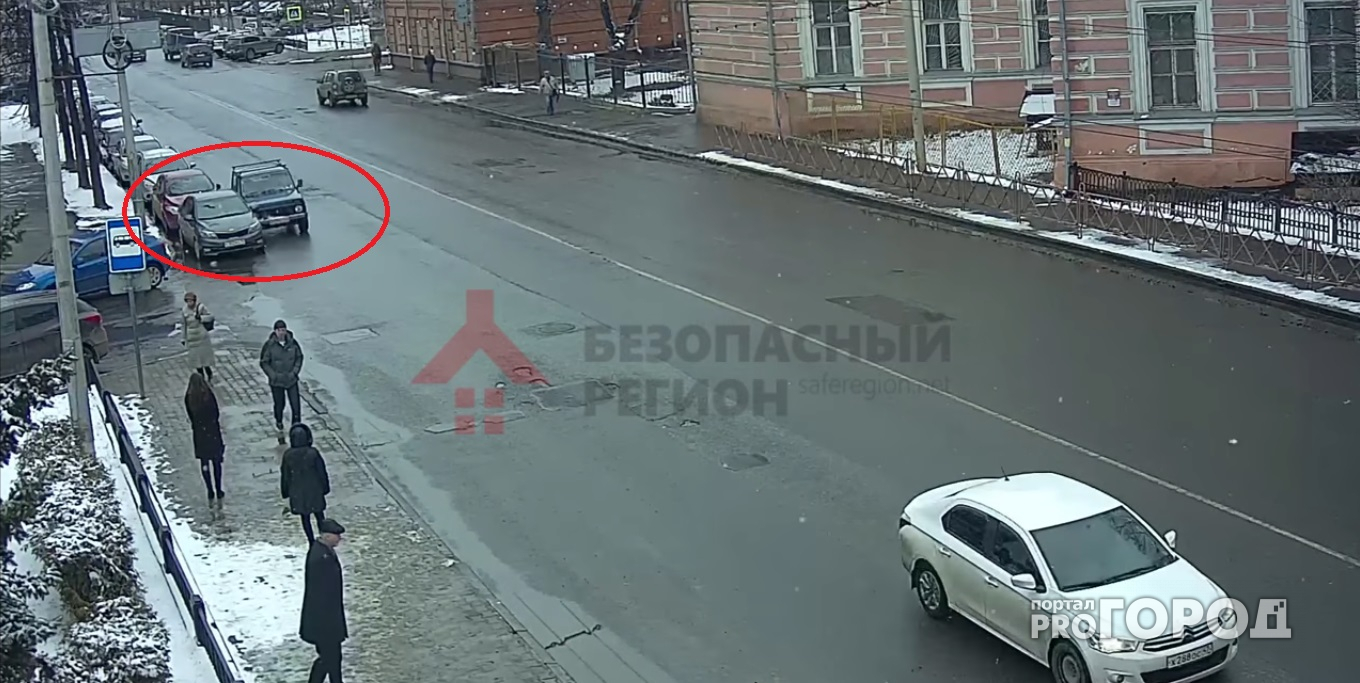 В Ярославле дерзкий водитель на "Ниве" врезался в машину, едва не сбил людей на остановке и скрылся