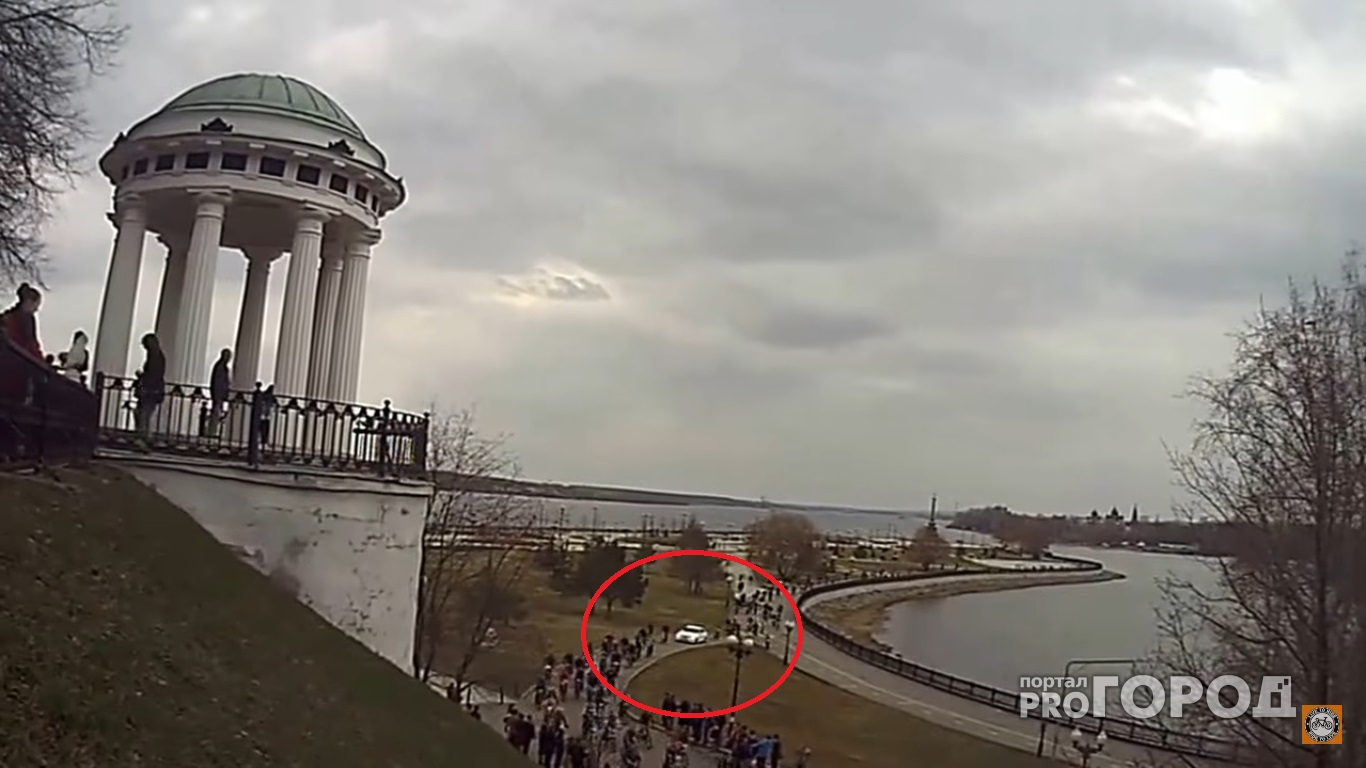 В колонну ярославских велосипедистов на Стрелке встроился «Мерседес»: видео