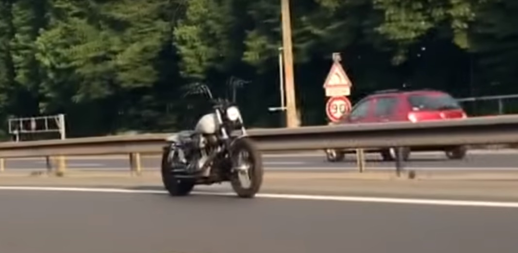 После ДТП мотоцикл проехал без водителя несколько километров (видео)