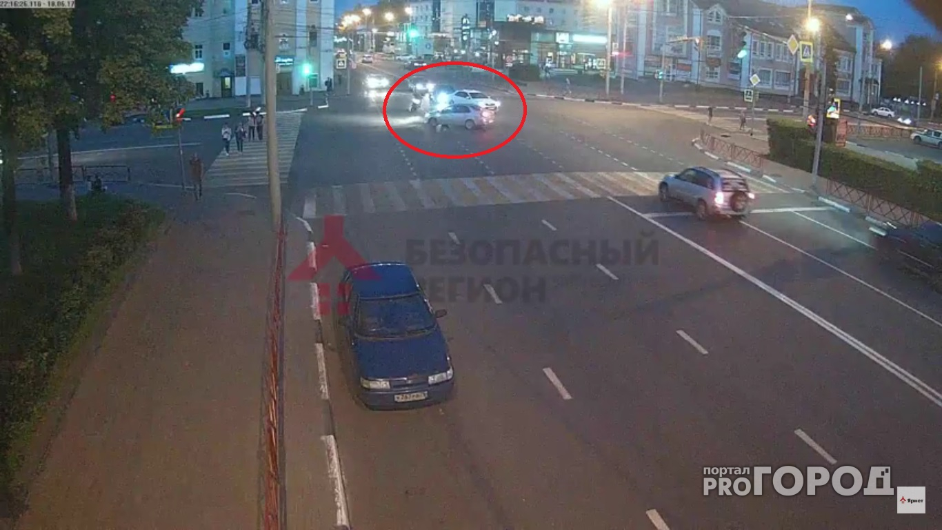 В Ярославле мотоцикл «Ямаха» разлетелся по всей дороге: видео