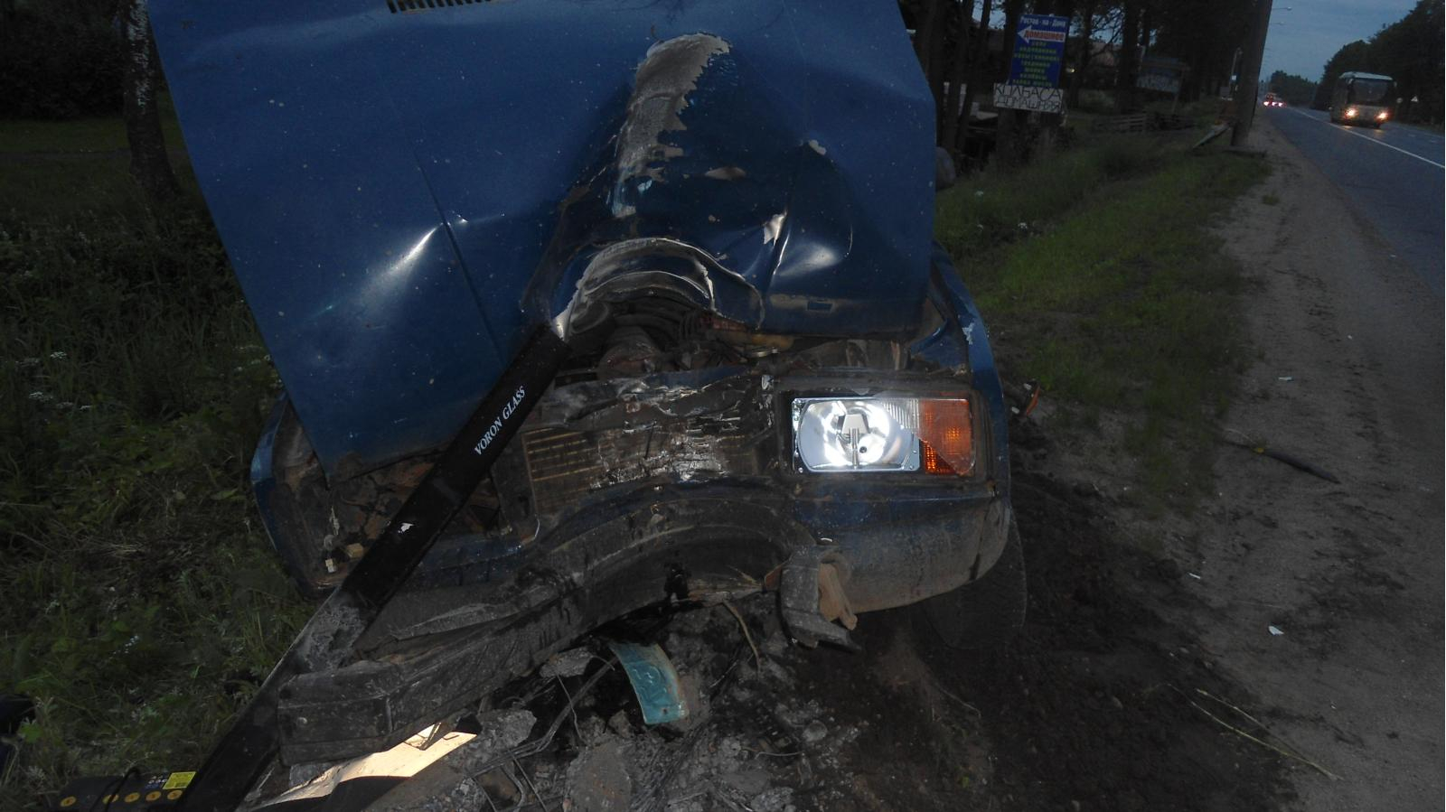 В Ярославской области юный водитель без прав взял на таран фонарный столб