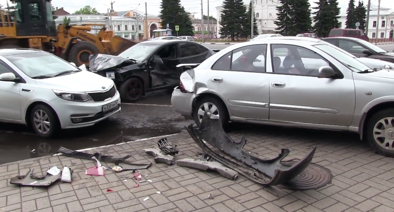Трое человек и семь машин пострадали в результате крупного ДТП в центре Ярославля