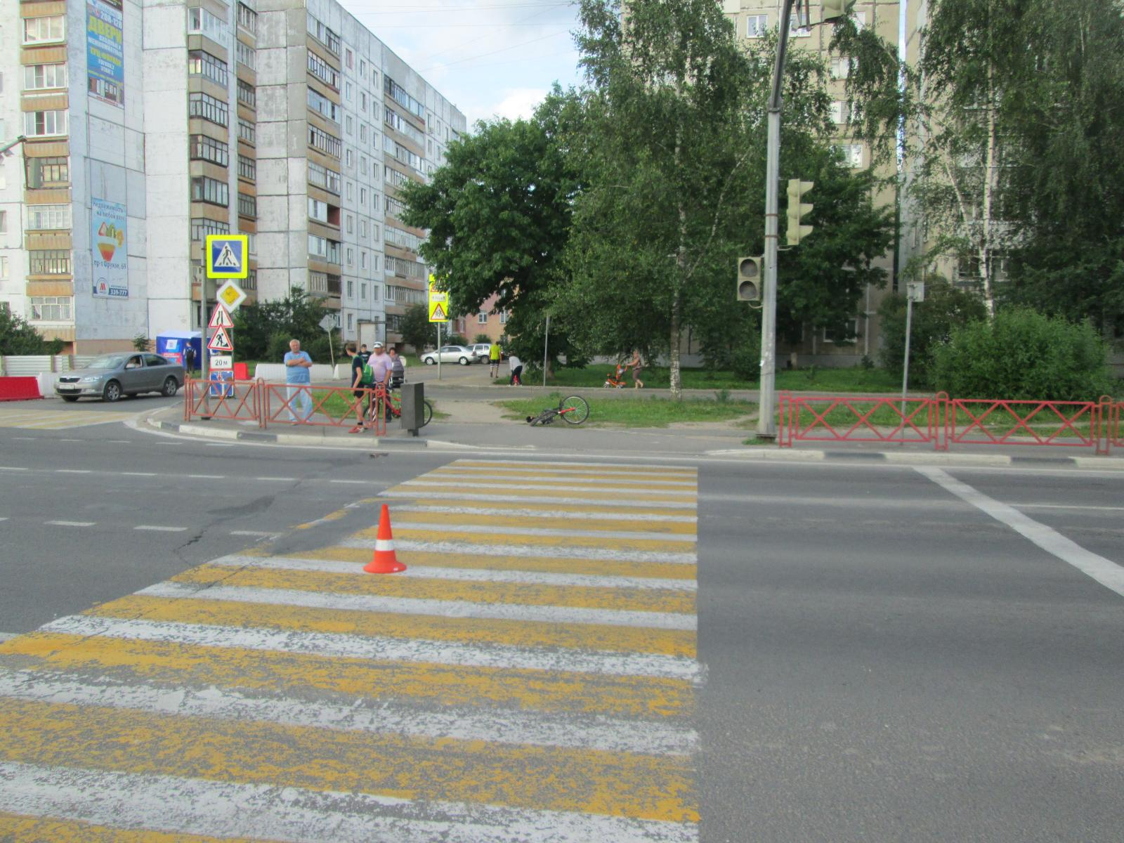 В Ярославле иномарка сбила на «зебре» юного велосипедиста: парень проехал на «красный»