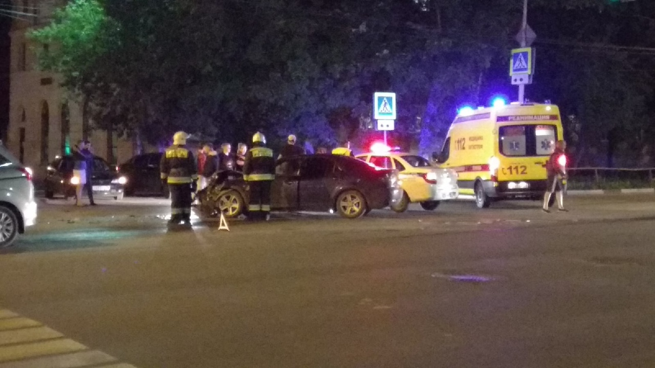 Реанимация, толпа и спасатели в центре Ярославля: два авто разбились в ДТП