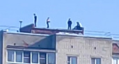 «Смотреть жутко»: очевидцы засняли гуляющих по крыше ярославцев