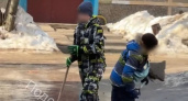 Устали ждать коммунальщиков:в Брагино дети начали самостоятельно чистить дороги от ледяной корки 