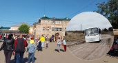 "Опоздали на учёбу и работу": в Ярославской области автобус провалился в яму на дороге