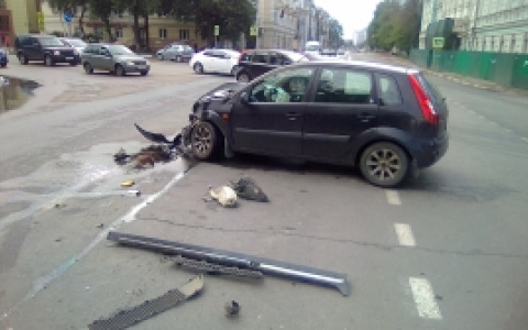 В центре Ярославля автомобили раскидало по дороге: есть пострадавшие
