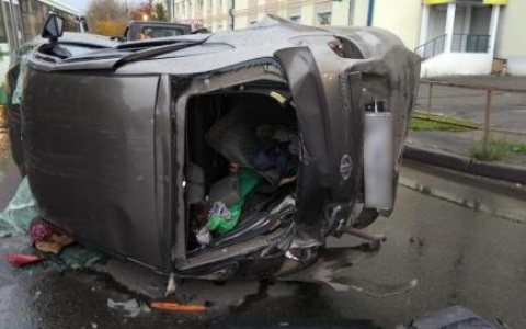 Полуживых доставали из покореженной машины: тройное ДТП произошло в Ярославской области