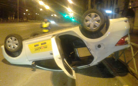 "Все было резко": такси упало на крышу в ДТП с двумя пострадавшими в центре Ярославля
