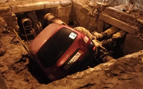 В центре Ярославля авто провалилось под землю