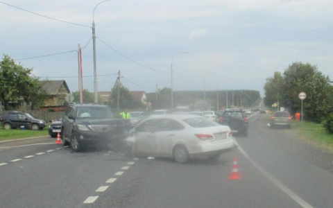 Машины в хлам: в ДТП под Ярославлем пострадали четыре человека