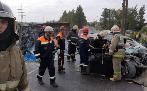 Людей пришлось "вырезать" из салона: спасатели о ДТП с грузовиком в Ярославле