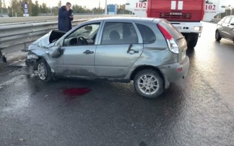 Лужа крови на асфальте: в ДТП на ярославском мосту пострадал водитель
