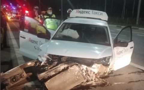 Авто в хлам, ГИБДД в шоке: жесткое ДТП с такси произошло в Ярославле