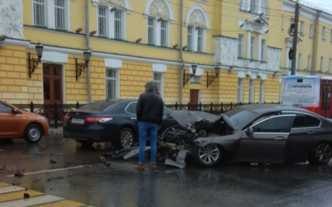 Части валялись на дороге: у Волковского театра БМВ влетела в столб