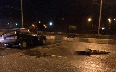 Толпа и мертвый водитель на дороге:  ДТП с перевертышем произошло в Рыбинске