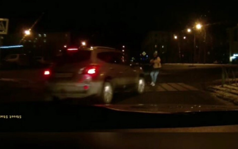 "Собачку пожалел": в центре Ярославля авто сбило женщину с ребенком. Видео