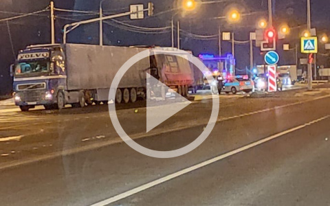 «Уснул, наверное»: под Ярославлем в ДТП с двумя фурами погиб водитель. Видео