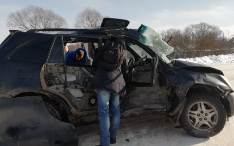 Людей тащили из обломков авто: девушки в больнице после ДТП с автобусом под Ярославлем. Видео
