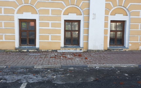 В центре Ярославля с крыши падают кирпичи