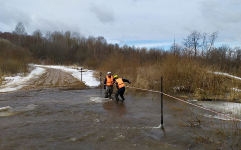 В Ярославской области река затопила автомобильную дорогу