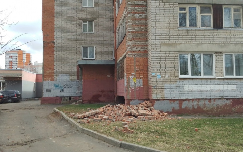 "Стало тепло, дом сбросил лишний кирпич": в Ярославле разваливается жилой дом