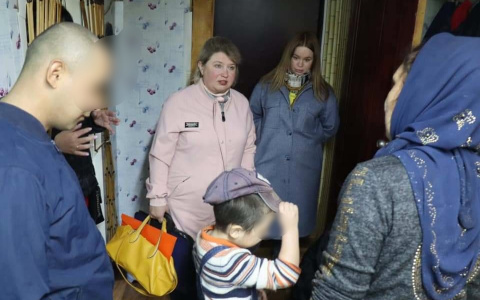 Под Ярославлем малыш выпал с шестого этажа: родители после этого уехали
