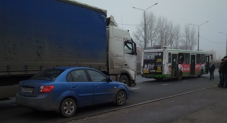 Забитый людьми автобус столкнулся с грузовиком в Ярославле