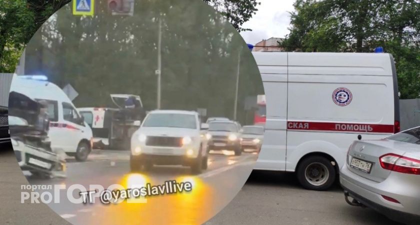 В Ярославской области перевернулась машина скорой помощи