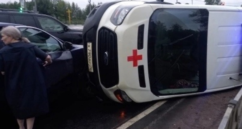  "Там была женщина с инфарктом": ярославцы спасали пассажиров перевернувшейся скорой