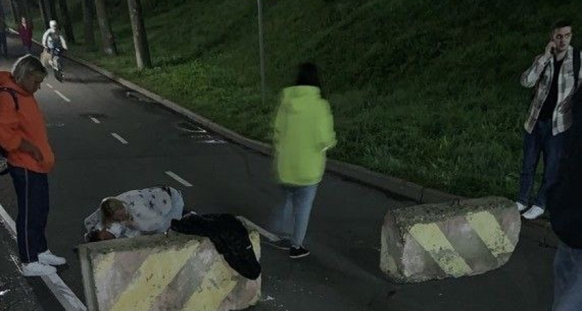  В Ярославле на набережной велосипедист врезался в бетонный блок и получил трамвы