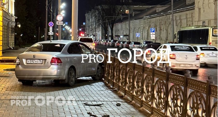 В Ярославле машина врезалась в Волковский театр