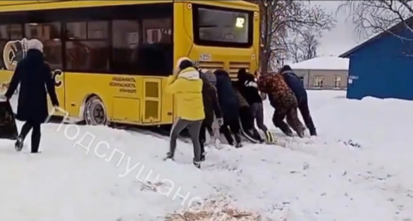 В Ярославле женщины и дети толкали застрявший автобус