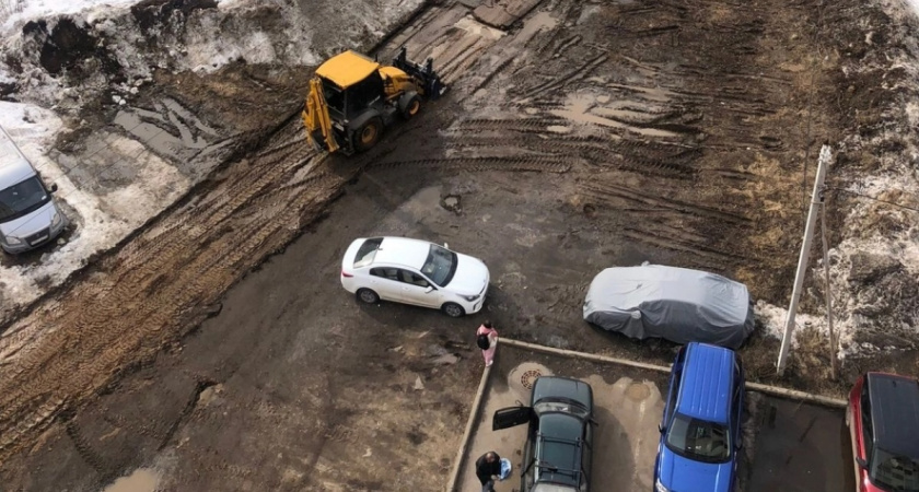 "Утонул в грязи": в Ярославле многоквартирый дом отрезали от цивилизации