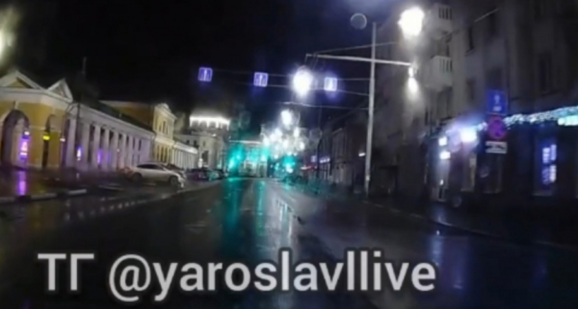 "Будьте осторожны на дорогах": ярославский гонщик протаранил три автомобиля в центре города