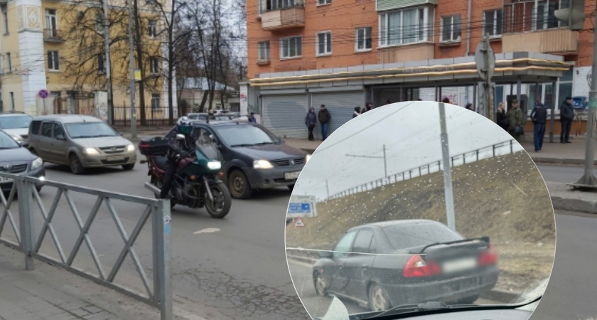 "Вместо минуты едем 15!": ярославцы жалуются на стоящую неделю на дороге машину на Проспекте Октября