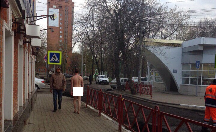 Напротив Ярославского ТЮЗа разгуливал голый парень