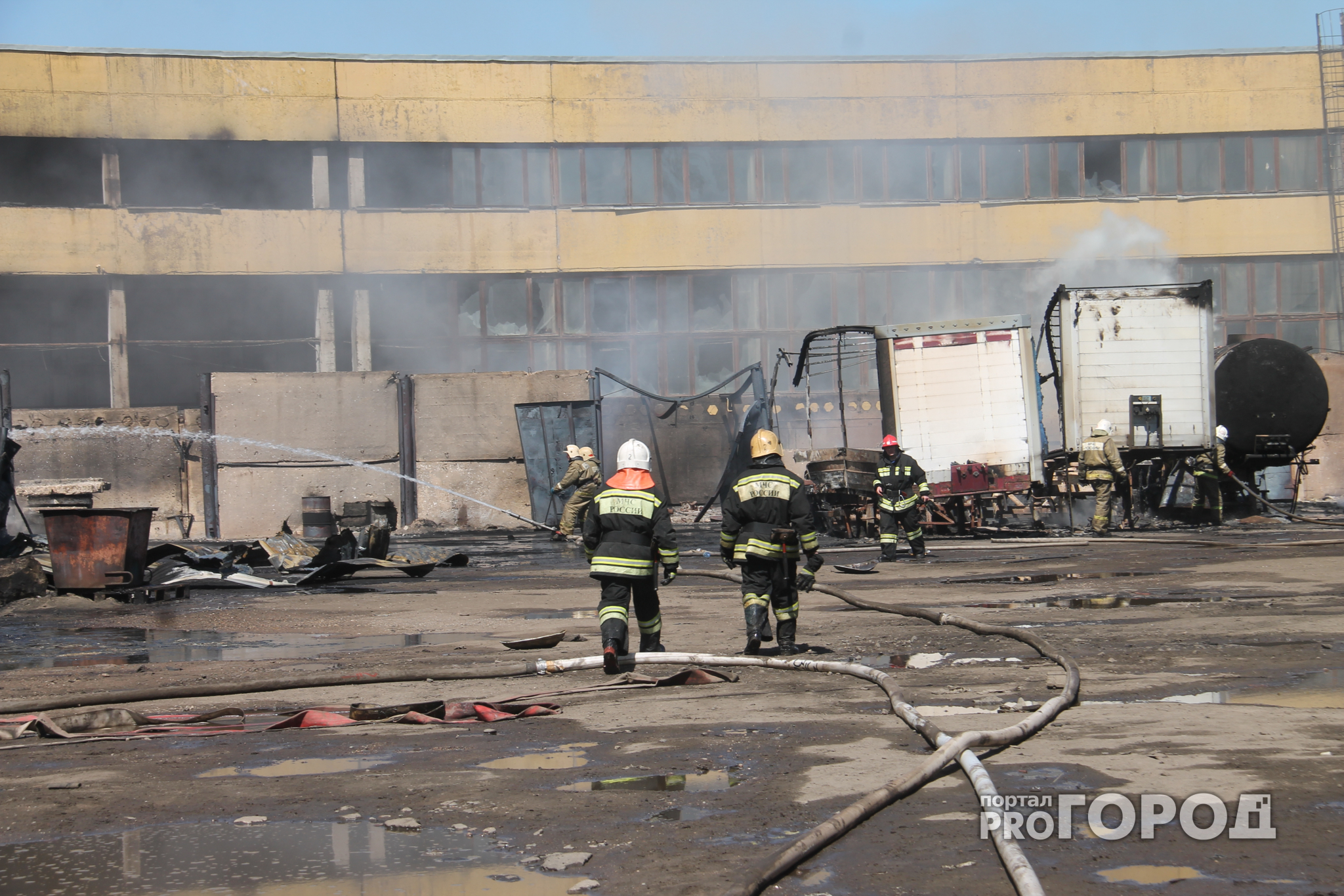 Перекрытые дороги, угроза экологии и сгоревшие автомобили, - стали известны последствия крупного пожара в Ярославле