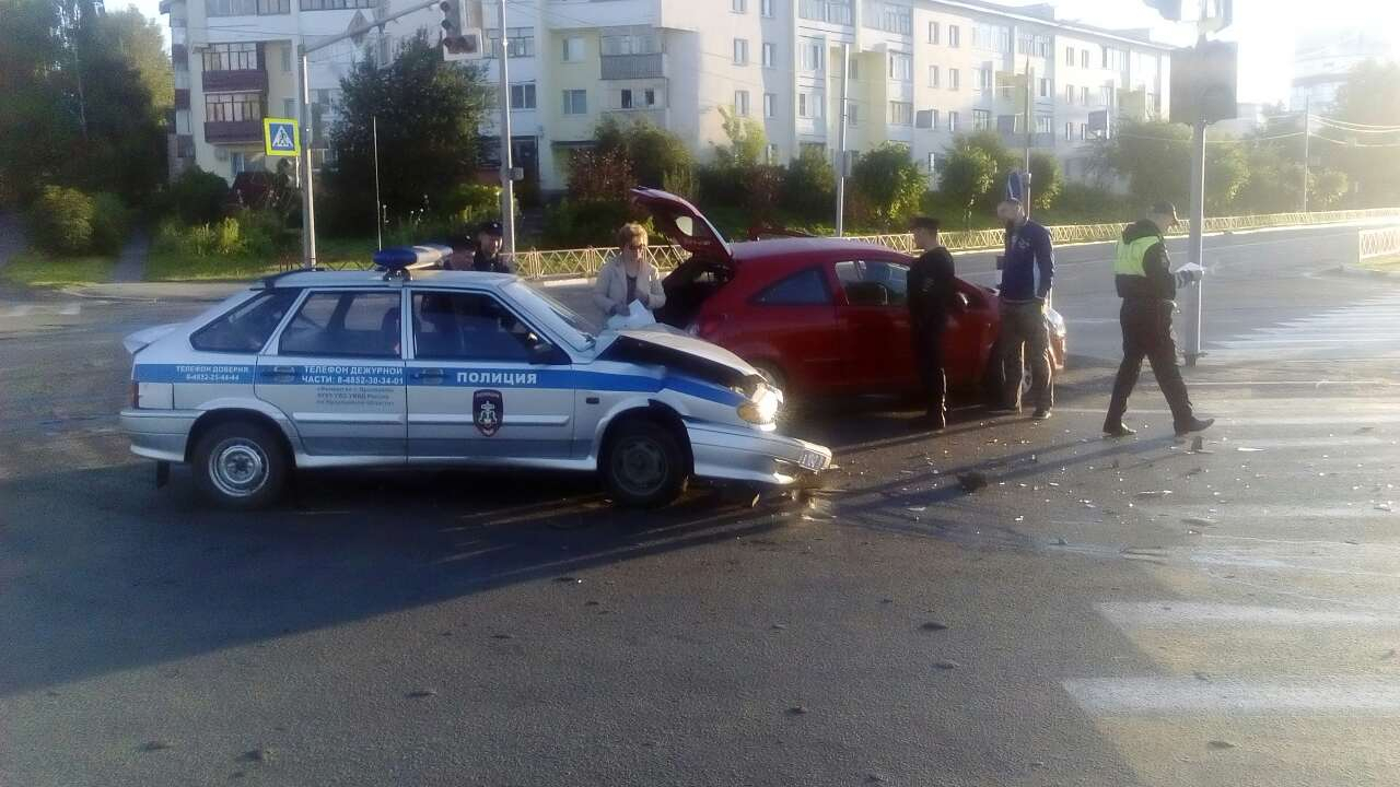 В Ярославле автоледи «решила поспорить» с полицейской машиной