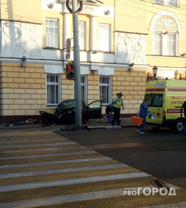 В Ярославле водитель иномарки влетел в стену и погиб