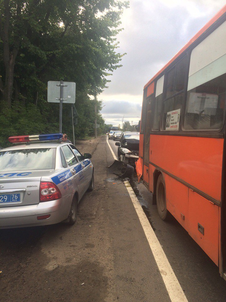 Серьезное ДТП в Ярославле: столкнулись иномарка и автобус с пассажирами