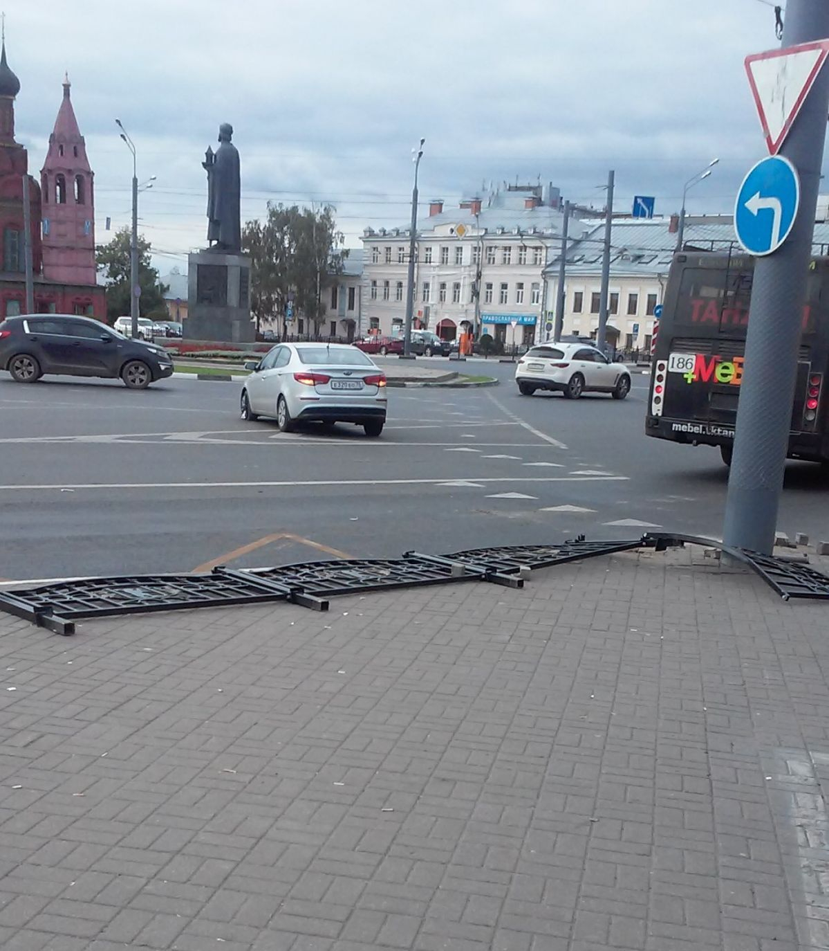 Иномарка "проверила на прочность" новое ограждение в центре Ярославля