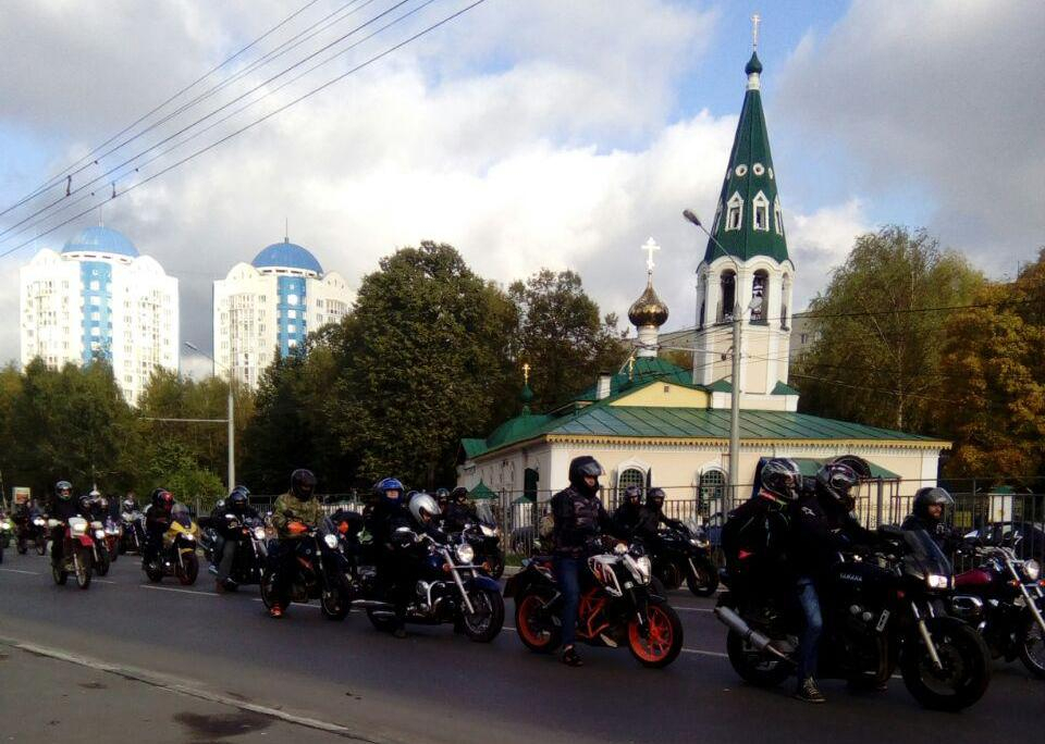 Закрытие мотосезона: по улицам Ярославля на байках проехали механики, юристы и депутаты
