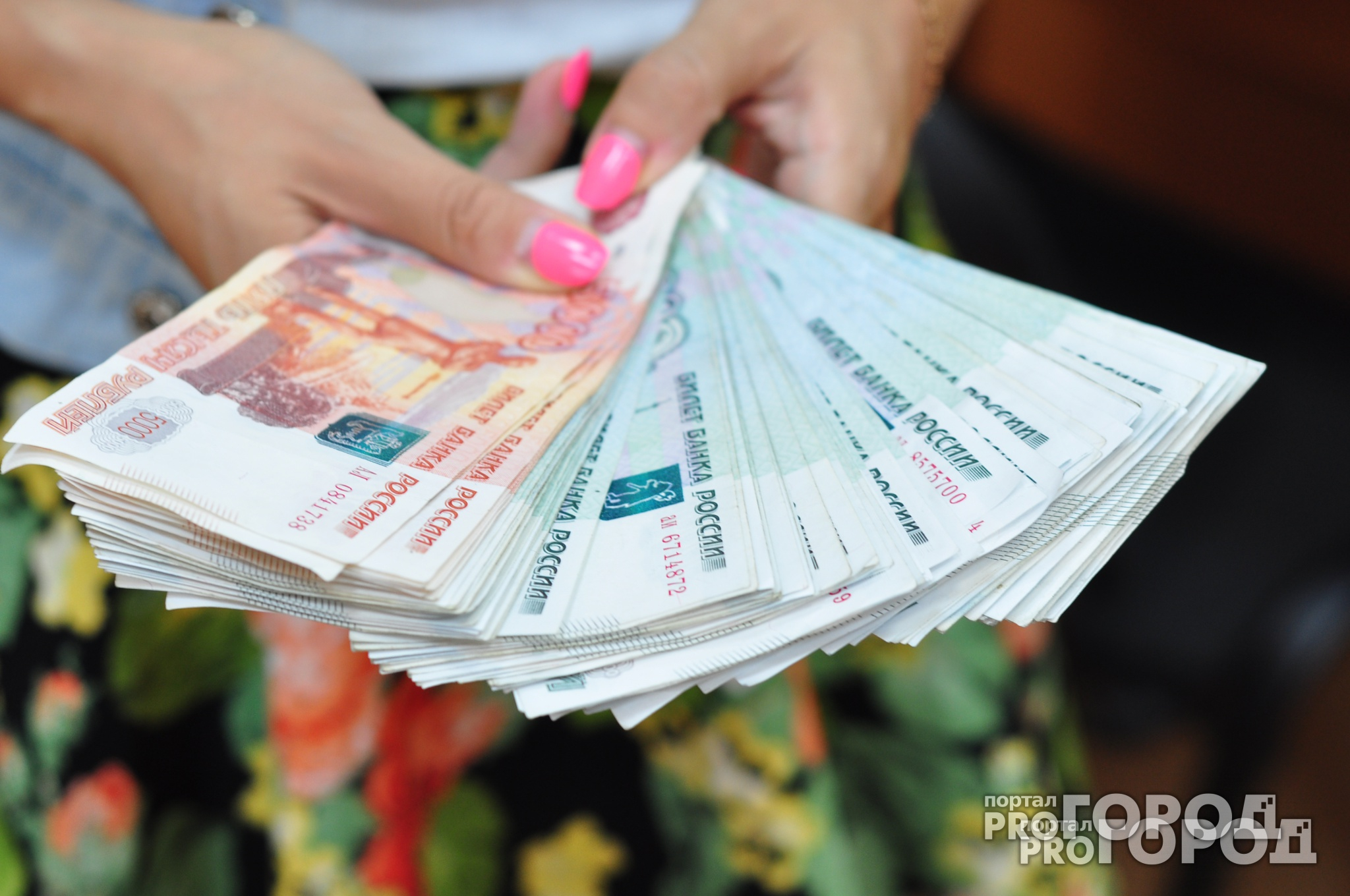 Новости России: ЦБ показал новые банкноты номиналом 200 и 2000 рублей