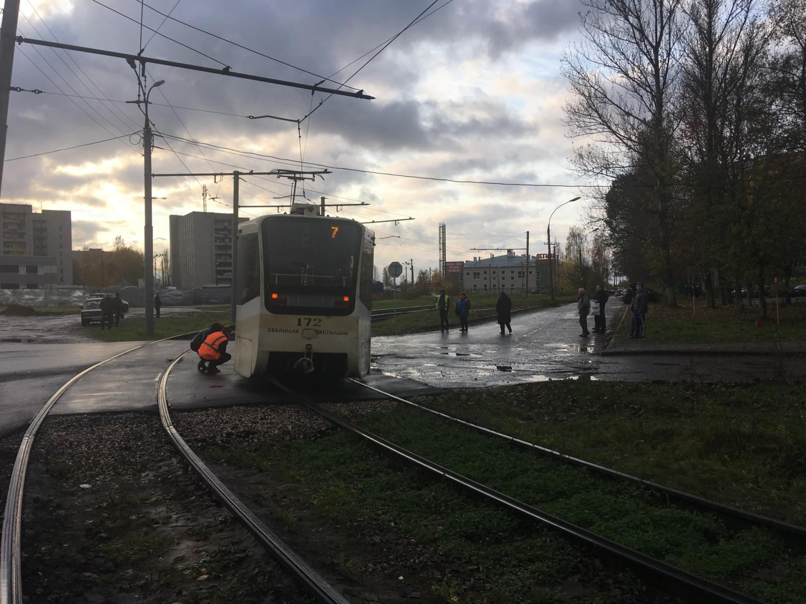 В Ярославле девочка-подросток надела наушники и попала под трамвай