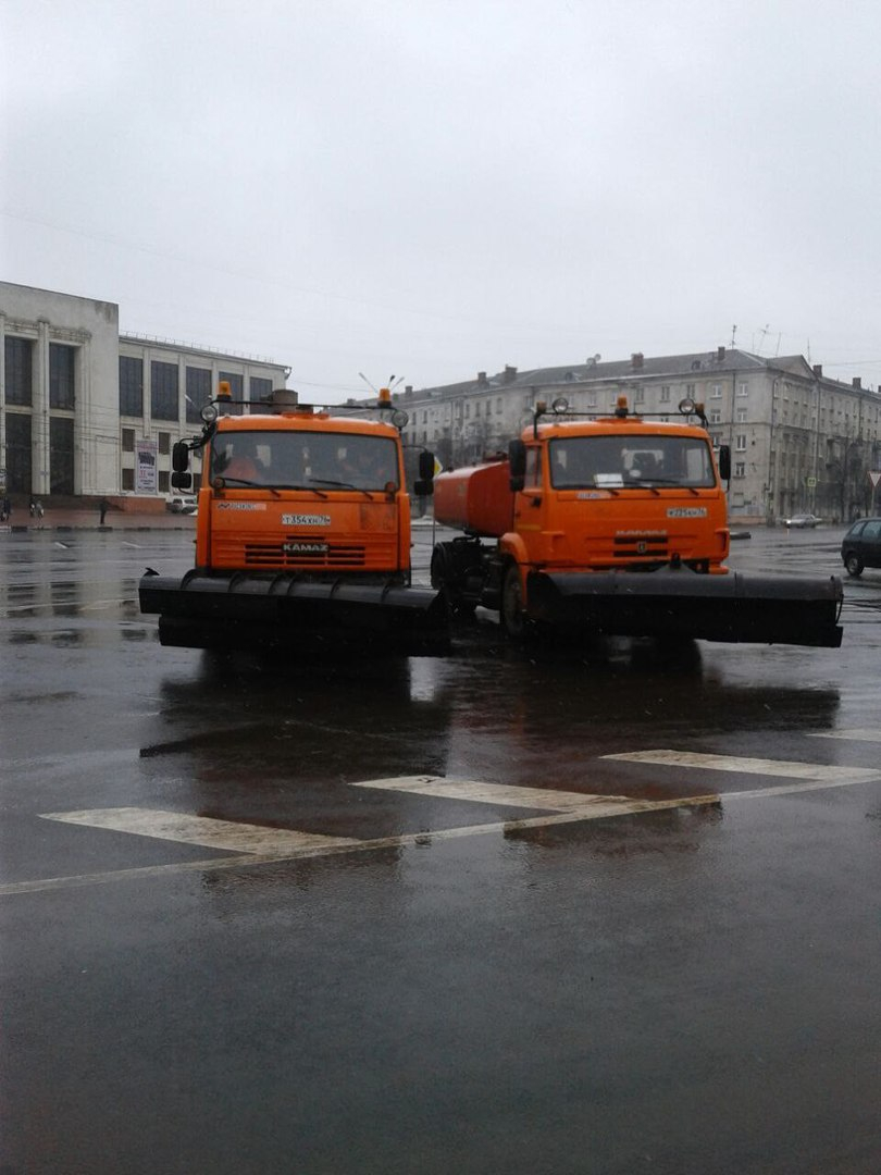 В Ярославле в дождь обрабатывают дороги противогололедными реагентами